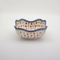 Mała miska ceramiczna TULIPAN z ceramiki bolesławieckiej – ręcznie zdobiona tradycyjnym wzorem kwiatowym. Idealna do deserów, przekąsek lub dodatków. Unikatowa ceramika z Bolesławca, trwała i dekoracyjna.