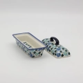 Ręcznie zdobiona maselniczka wykonana z tradycyjnej ceramiki bolesławieckiej. Eleganckie i praktyczne naczynie idealne do przechowywania oraz podawania masła na co dzień i od święta.