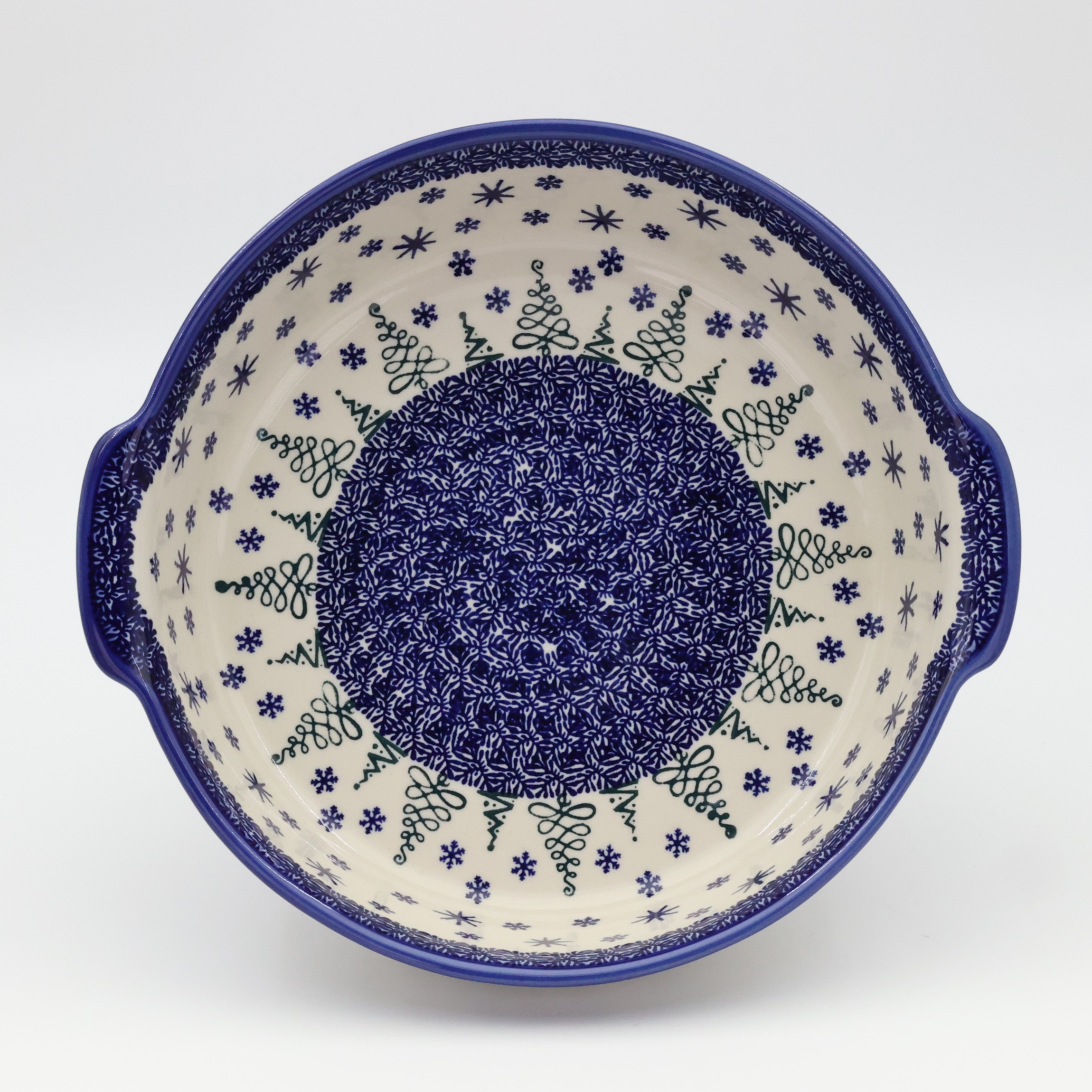 Round ceramic serving dish with handles – Bolesławiec pottery, hand-decorated with traditional patterns. Perfect for serving meats, salads, and appetizers. Stylish and durable Polish ceramic.